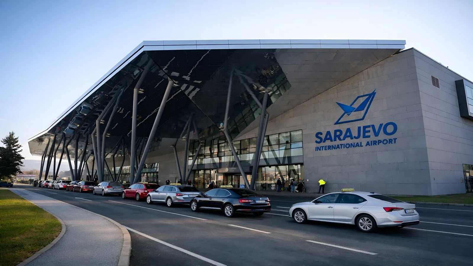Terminal aerodroma Sarajevo (SJJ) s vozilima ispred zgrade dolazaka